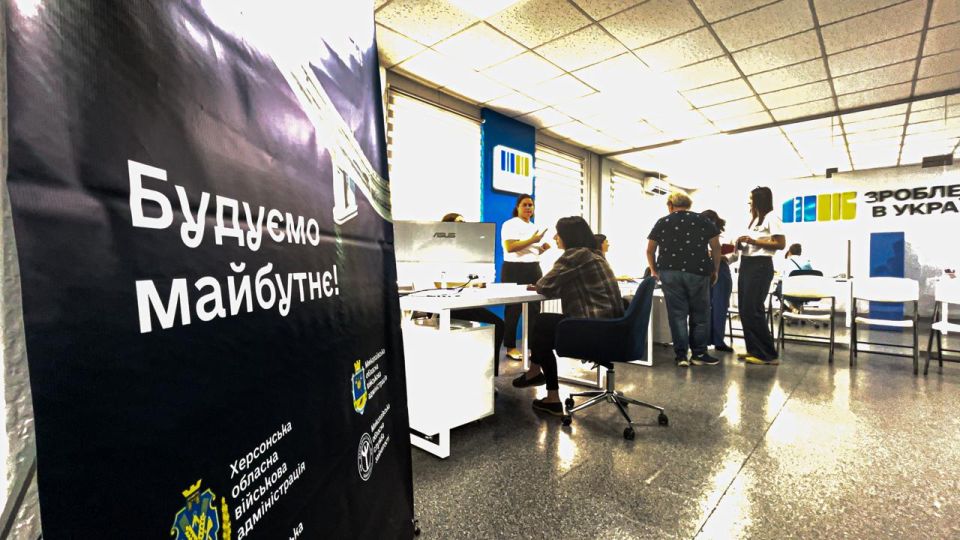 А на том берегу.... Правобережье Херсонщины: дневной обзор новостей (дополняется) В Днепровском районе Херсона установили еще одно мобильное противоосколочное укрытие. В планах общины – разместить еще 19 подобных сооружений А на том берегу.... Правобережье Херсонщины: дневной обзор новостей (дополняется) В Днепровском районе Херсона установили еще одно мобильное противоосколочное укрытие. В планах общины – разместить еще 19 подобных сооружений