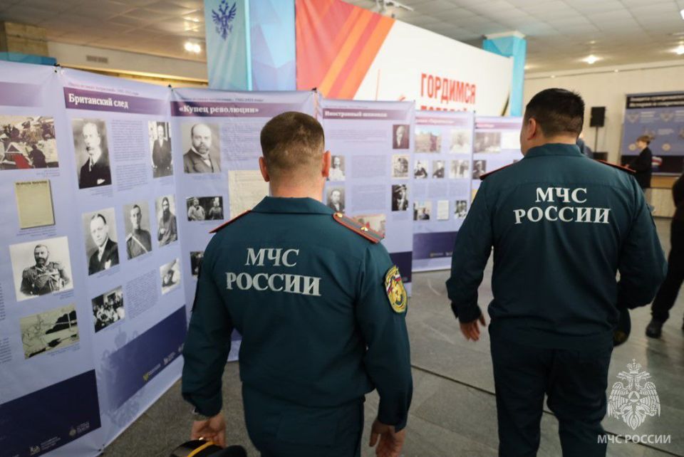 Сотрудники МЧС России посетили передвижную выставку "Защита суверенитета российского государства