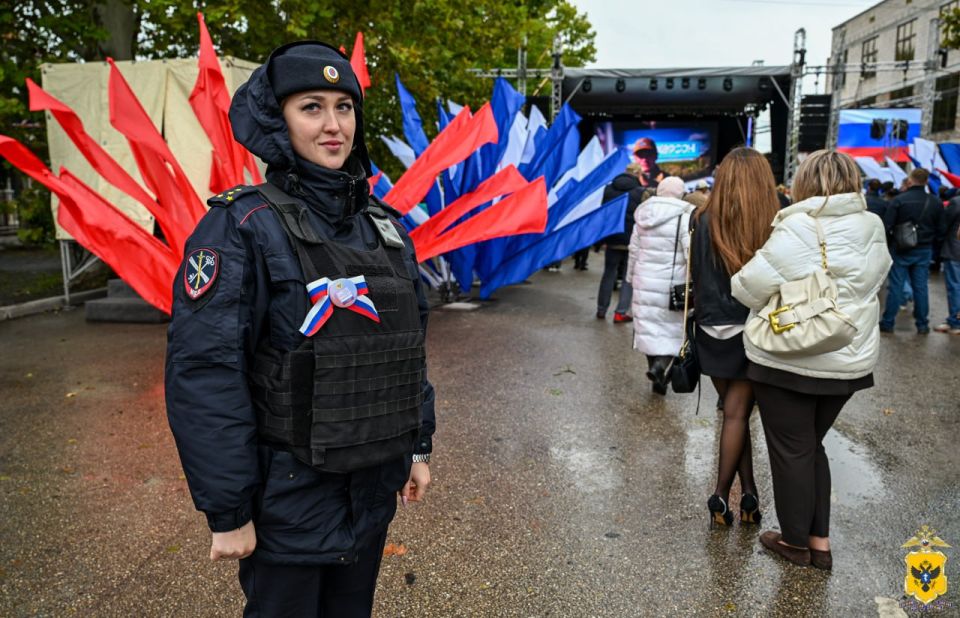 Сотрудники полиции обеспечили охрану общественного порядка посвященных Дню воссоединения ДНР, ЛНР, Запорожской и Херсонской областей с Российской Федерацией