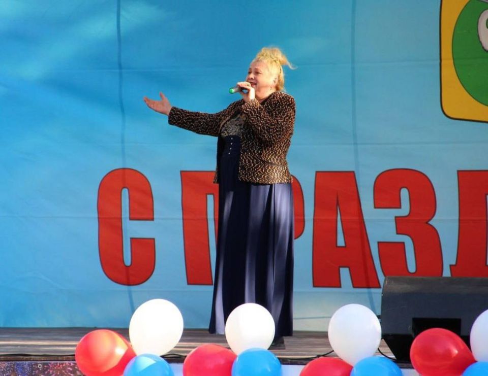 В центральном парке пгт. Чаплинка состоялся праздничный концерт, посвящённый Дню воссоединения новых регионов с Российской Федерацией В центральном парке пгт. Чаплинка состоялся праздничный концерт, посвящённый Дню воссоединения новых регионов с Российской Федерацией