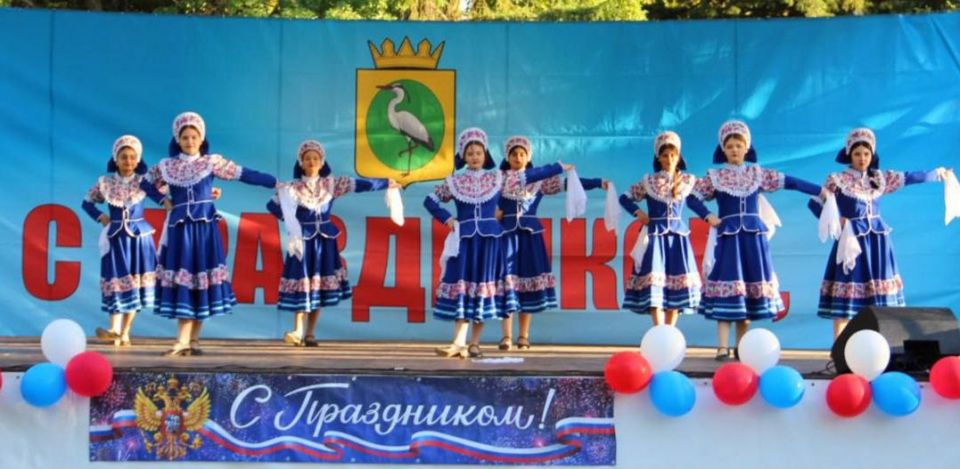 В центральном парке пгт. Чаплинка состоялся праздничный концерт, посвящённый Дню воссоединения новых регионов с Российской Федерацией В центральном парке пгт. Чаплинка состоялся праздничный концерт, посвящённый Дню воссоединения новых регионов с Российской Федерацией