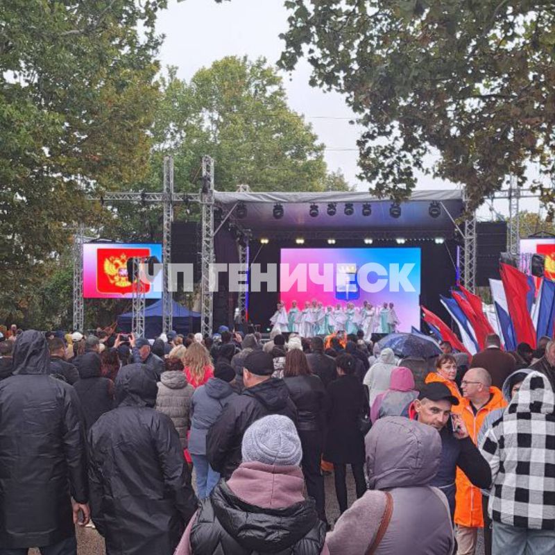 В Геническе с размахом отмечают День воссоединения Донбасса и Новороссии с Россией Несмотря на непогоду, большое количество жителей и гостей города пришли на праздничный концерт В Геническе с размахом отмечают День воссоединения Донбасса и Новороссии с Россией Несмотря на непогоду, большое количество жителей и гостей города пришли на праздничный концерт