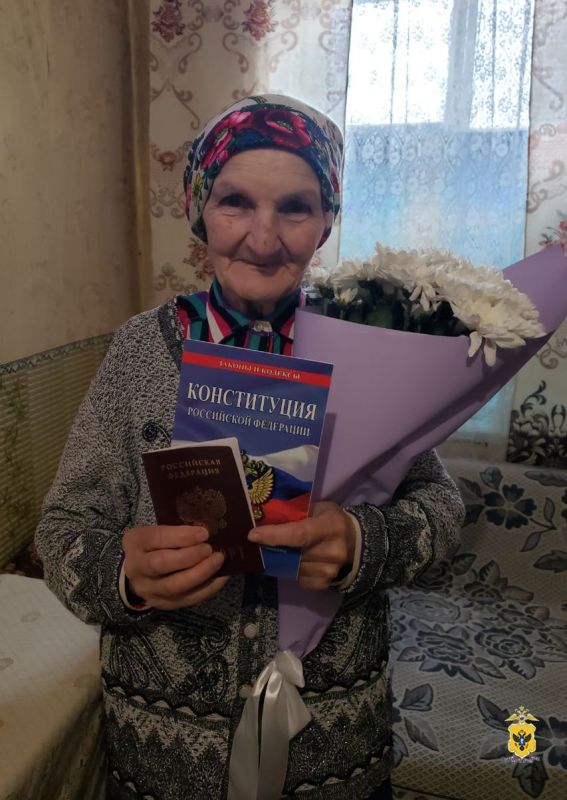 Полицейские Херсонской области вручили паспорт 85-летней пенсионерке в День Воссоединения ЛНР, ДНР, Запорожской и Херсонской областей с Российской Федерацией