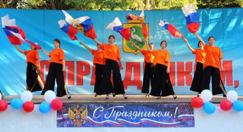 В центральном парке пгт. Чаплинка состоялся праздничный концерт, посвящённый Дню воссоединения новых регионов с Российской Федерацией В центральном парке пгт. Чаплинка состоялся праздничный концерт, посвящённый Дню воссоединения новых регионов с Российской Федерацией