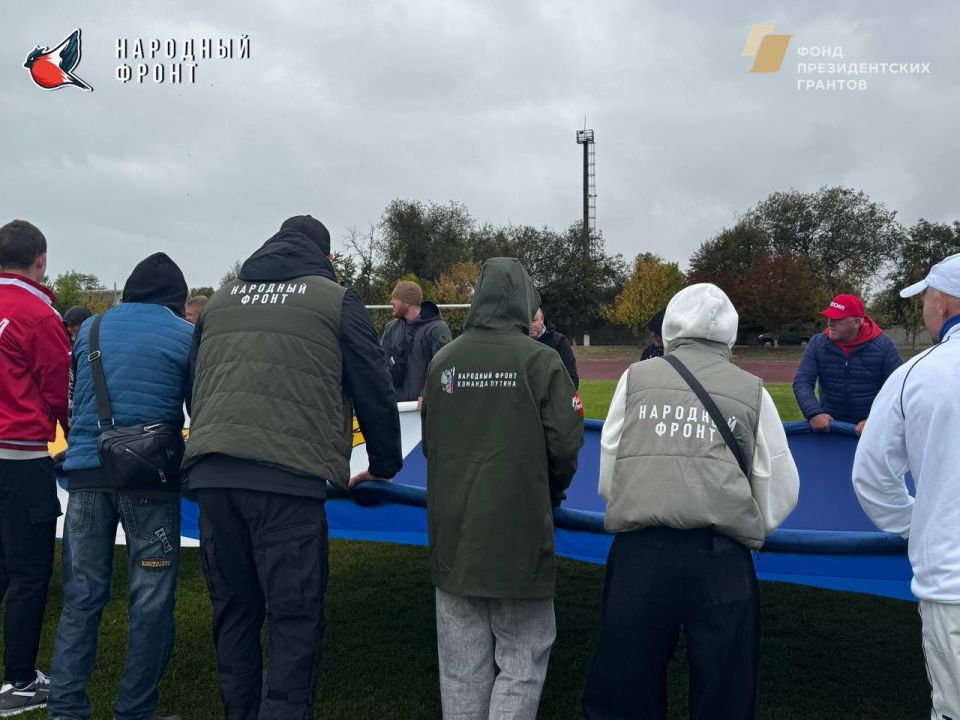 В Геническе развернули флаги России и Херсонской области в честь третьей годовщины воссоединения региона с Российской Федерацией В Геническе развернули флаги России и Херсонской области в честь третьей годовщины воссоединения региона с Российской Федерацией