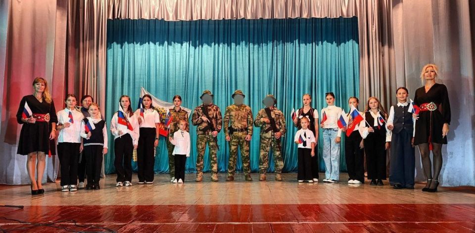 В Сивашском центре культуры и досуга прошёл час патриотизма, посвященный историческому событию - Дню воссоединения ДНР, ЛНР, Запорожской и Херсонской областей с Российской Федерацией В Сивашском центре культуры и досуга прошёл час патриотизма, посвященный историческому событию - Дню воссоединения ДНР, ЛНР, Запорожской и Херсонской областей с Российской Федерацией