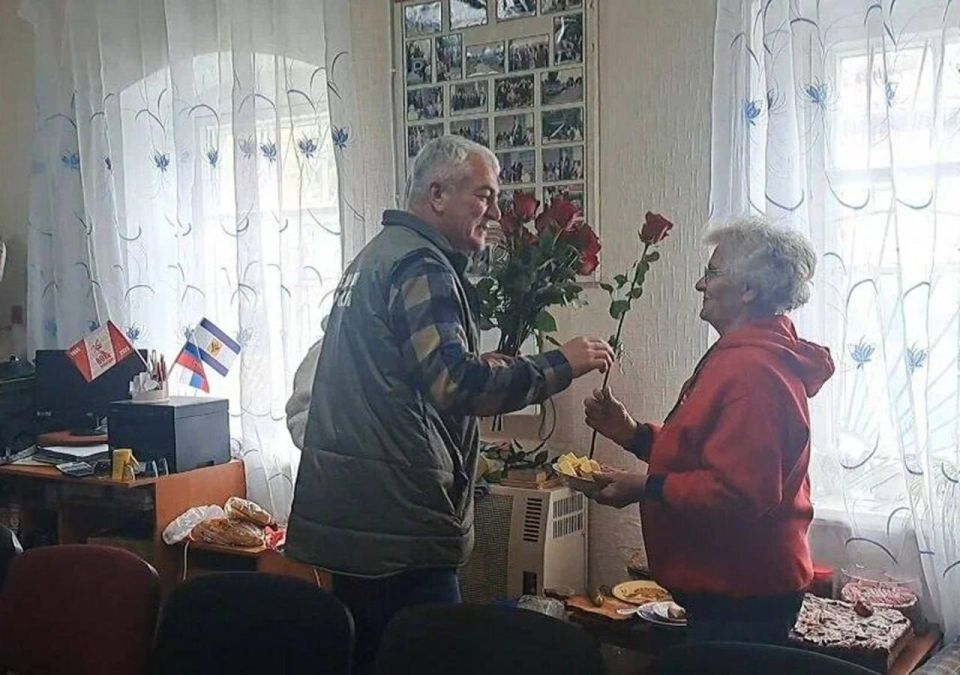 Активисты поздравили пенсионеров из Херсонской области с Днем пожилого человека Активисты поздравили пенсионеров из Херсонской области с Днем пожилого человека