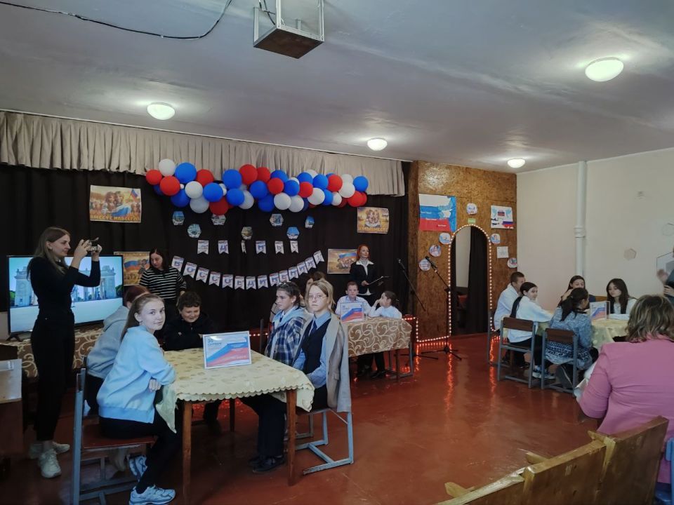 Третью годовщину воссоединения отметили интерактивным квестом в Новокиевской школе Третью годовщину воссоединения отметили интерактивным квестом в Новокиевской школе