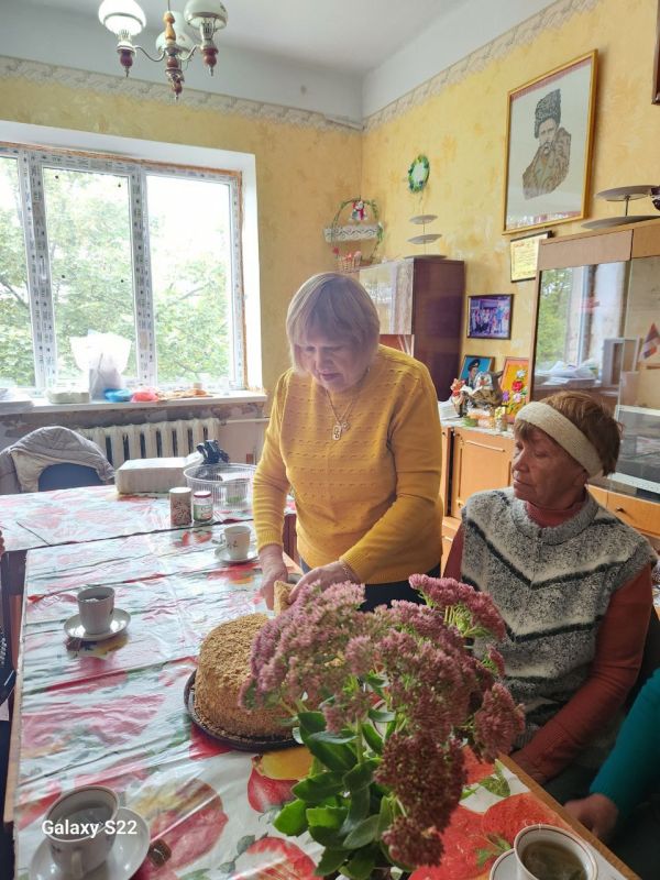 Сотрудники Каховской администрации поздравили активистов Всероссийского совета ветеранов города Каховки с Днём пожилого человека Сотрудники Каховской администрации поздравили активистов Всероссийского совета ветеранов города Каховки с Днём пожилого человека