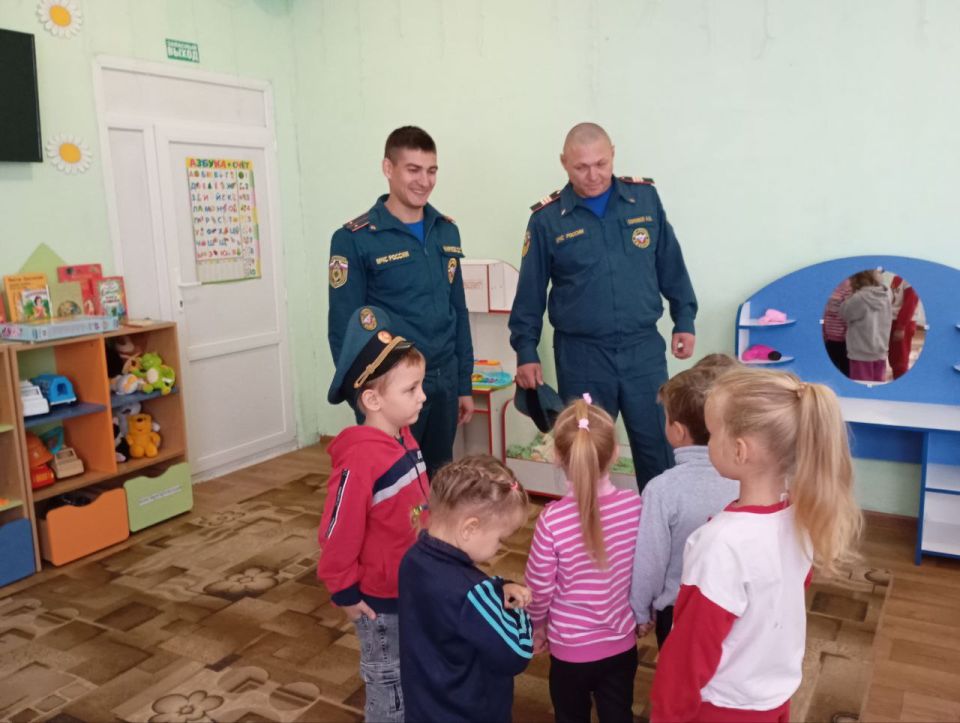 1 октября в ГБДОУ ХО "Верхнесерогозский детский сад Нижнесерогозского района" в гостях побывали те, кто каждый день стоит на страже нашей безопасности — сотрудники МЧС России 1 октября в ГБДОУ ХО "Верхнесерогозский детский сад Нижнесерогозского района" в гостях побывали те, кто каждый день стоит на страже нашей безопасности — сотрудники МЧС России