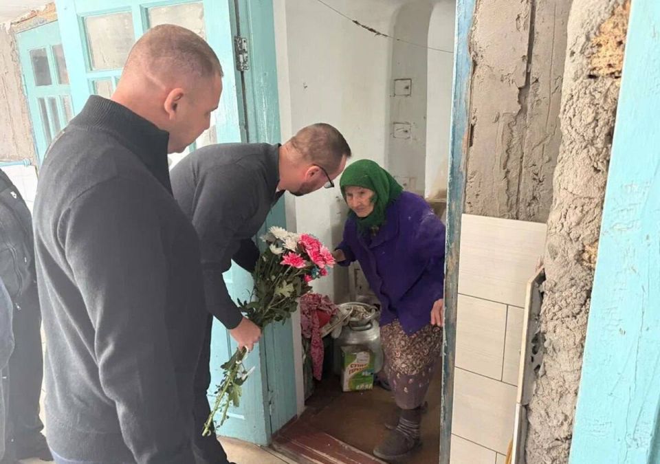 Активисты поздравили пенсионеров из Херсонской области с Днем пожилого человека Активисты поздравили пенсионеров из Херсонской области с Днем пожилого человека