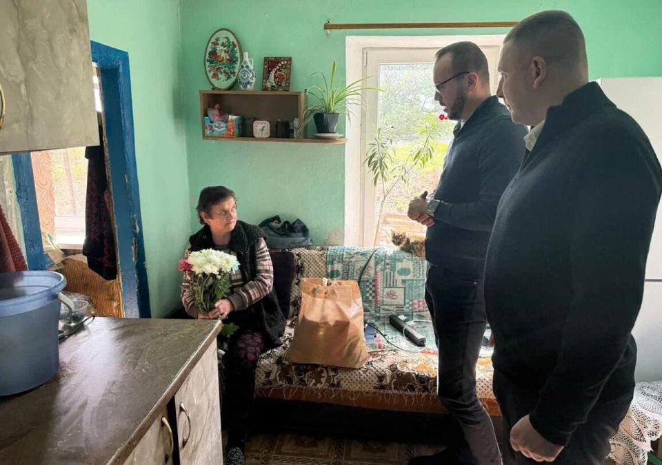 Активисты поздравили пенсионеров из Херсонской области с Днем пожилого человека Активисты поздравили пенсионеров из Херсонской области с Днем пожилого человека