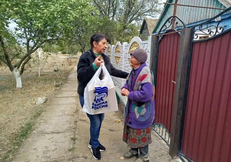 Активисты поздравили пенсионеров из Херсонской области с Днем пожилого человека Активисты поздравили пенсионеров из Херсонской области с Днем пожилого человека