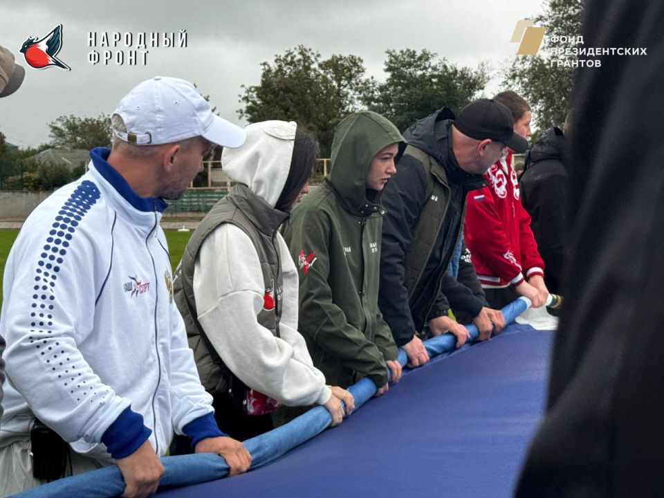 В Геническе развернули флаги России и Херсонской области в честь третьей годовщины воссоединения региона с Российской Федерацией В Геническе развернули флаги России и Херсонской области в честь третьей годовщины воссоединения региона с Российской Федерацией