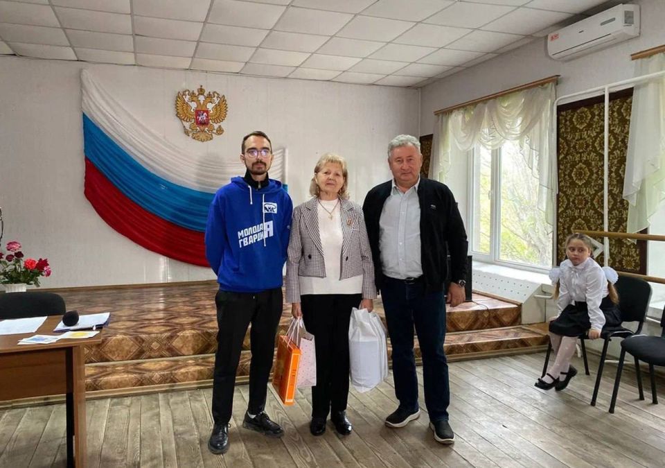 Активисты поздравили пенсионеров из Херсонской области с Днем пожилого человека Активисты поздравили пенсионеров из Херсонской области с Днем пожилого человека