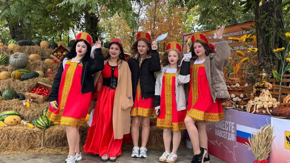 Творческий коллектив Марьяновского сельского клуба принял участие в праздничном концерте, посвящённом Дню воссоединения новых регионов с Россией, который состоялся в городе Геническ Творческий коллектив Марьяновского сельского клуба принял участие в праздничном концерте, посвящённом Дню воссоединения новых регионов с Россией, который состоялся в городе Геническ
