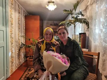 Офицеры СК России по Херсонской области поздравили участницу Великой Отечественной войны с Днем пожилых людей