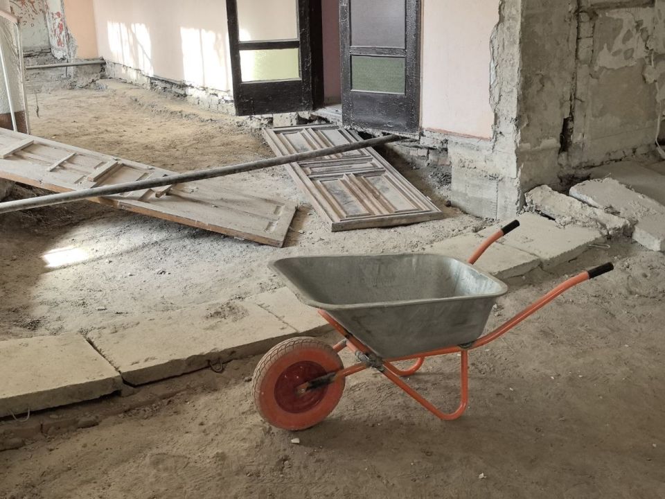 В Культурно-досуговом центре в Чаплинском округе, включенном в народную программу "Единой России", завершены работы по демонтажу и подготовке поверхностей В Культурно-досуговом центре в Чаплинском округе, включенном в народную программу "Единой России", завершены работы по демонтажу и подготовке поверхностей