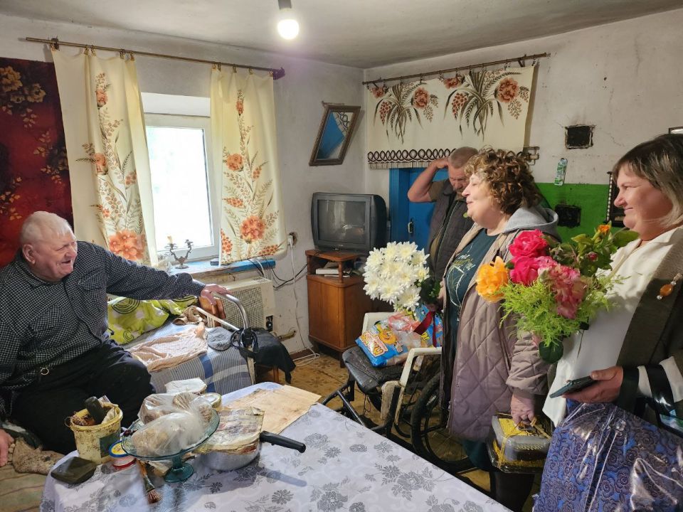 Сотрудники Григорьевского Дома культуры Чаплинского муниципального округа поздравили людей золотого возраста Сотрудники Григорьевского Дома культуры Чаплинского муниципального округа поздравили людей золотого возраста