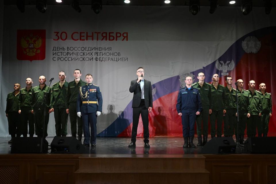 Игорь Кастюкевич: В День воссоединения Донбасса и Новороссии с Россией принял участие в торжественном мероприятии, организованном в Центральном доме Российской армии имени Фрунзе Игорь Кастюкевич: В День воссоединения Донбасса и Новороссии с Россией принял участие в торжественном мероприятии, организованном в Центральном доме Российской армии имени Фрунзе