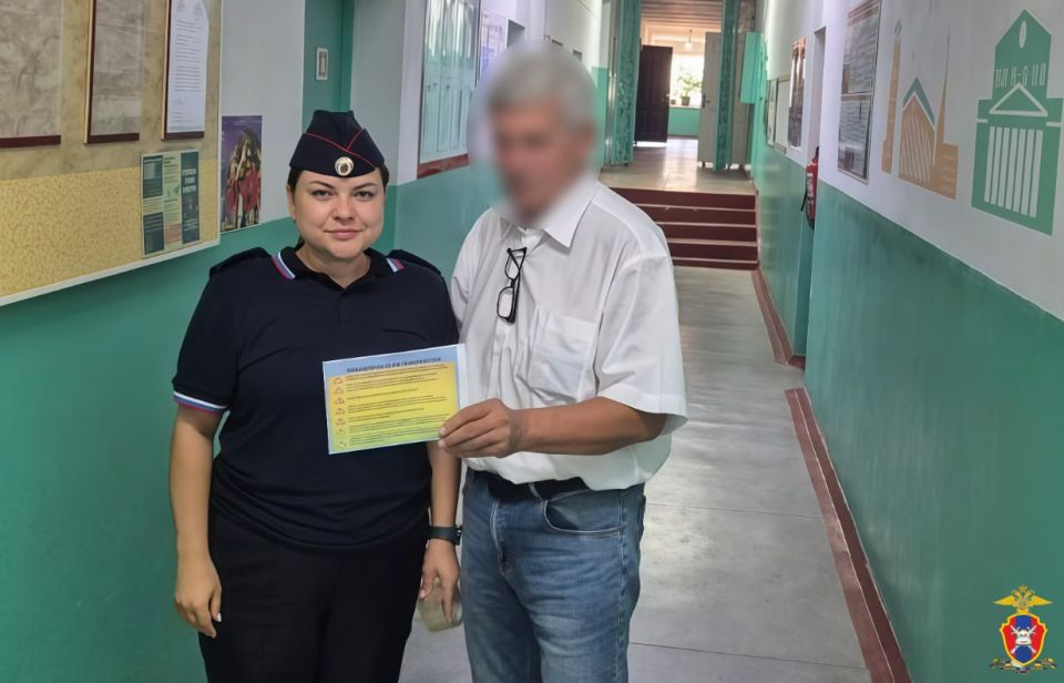 В Геническом муниципальном округе госавтоинспекторы посетили места массового пребывания граждан и разместили памятки по ПДД В Геническом муниципальном округе госавтоинспекторы посетили места массового пребывания граждан и разместили памятки по ПДД