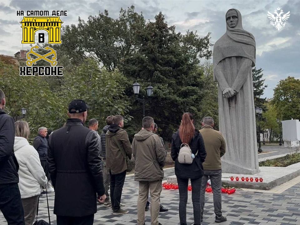 В Геническе появился стихийный мемориал в память о Владимире Леонтьеве В Геническе появился стихийный мемориал в память о Владимире Леонтьеве