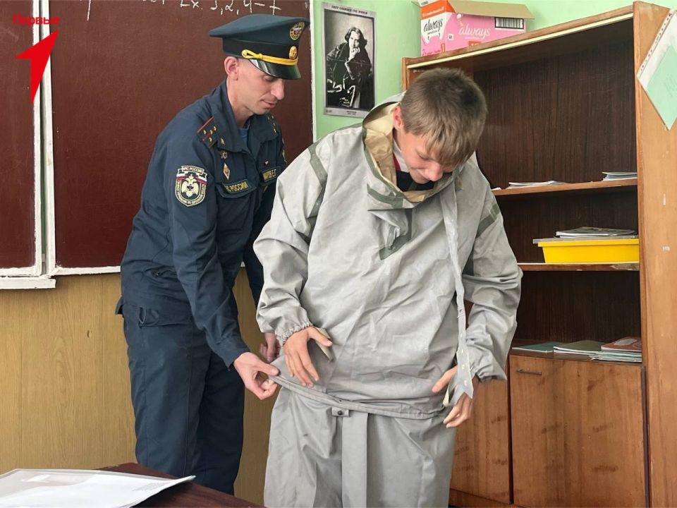 Первые Горьковской школы встретились с представителями МЧС Первые Горьковской школы встретились с представителями МЧС