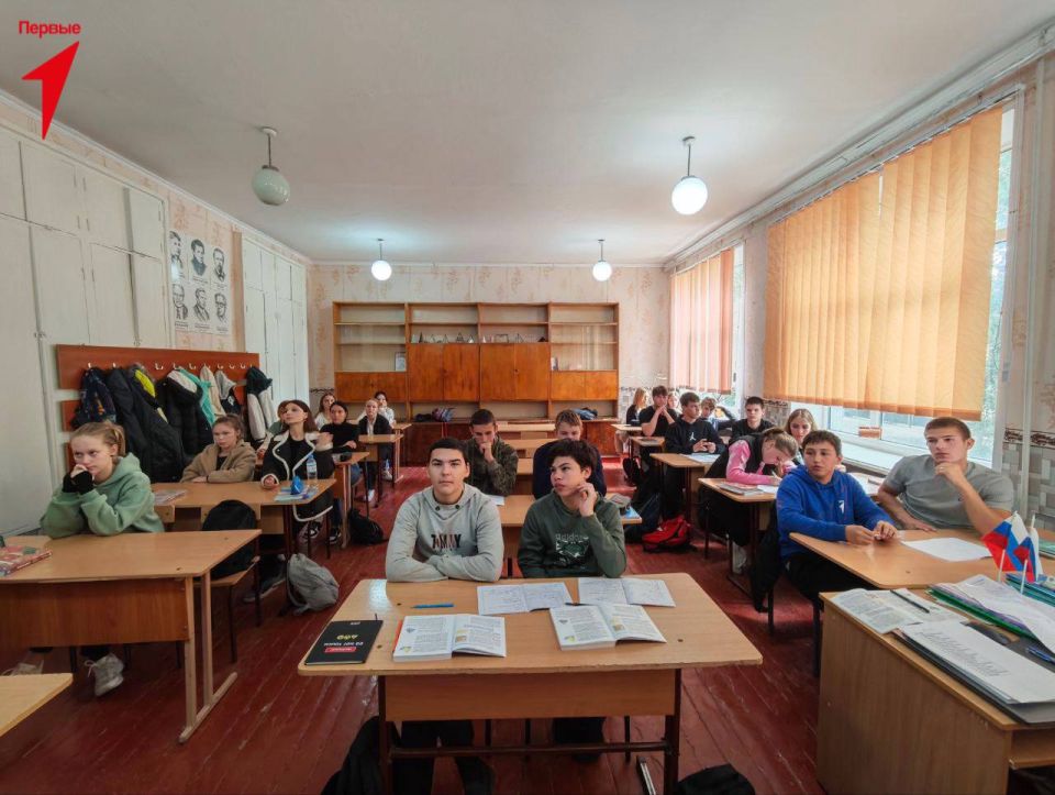 Первым в Широковскую школу передали сборники Движения Первых Первым в Широковскую школу передали сборники Движения Первых