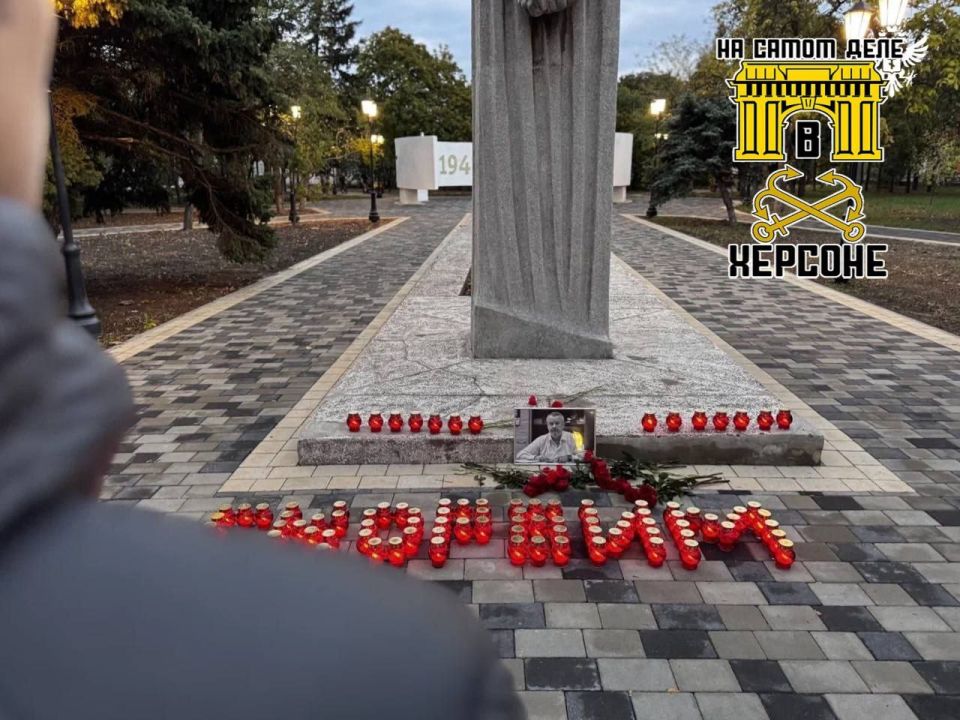 В Геническе появился стихийный мемориал в память о Владимире Леонтьеве В Геническе появился стихийный мемориал в память о Владимире Леонтьеве