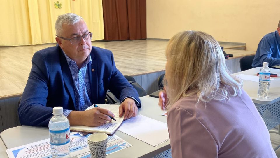 Владимир Сальдо: В преддверии Дня учителя в Каланчакской школе №1 прошёл особый приём — педагоги смогли задать свои вопросы прямо на рабочем месте Владимир Сальдо: В преддверии Дня учителя в Каланчакской школе №1 прошёл особый приём — педагоги смогли задать свои вопросы прямо на рабочем месте