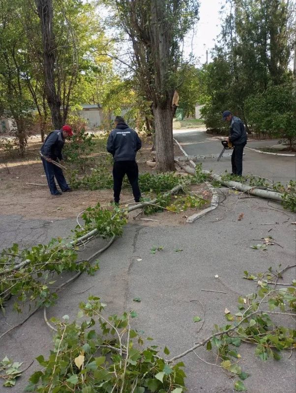 Работы по благоустройству многоквартирных домов в Новой Каховке продолжаются Работы по благоустройству многоквартирных домов в Новой Каховке продолжаются