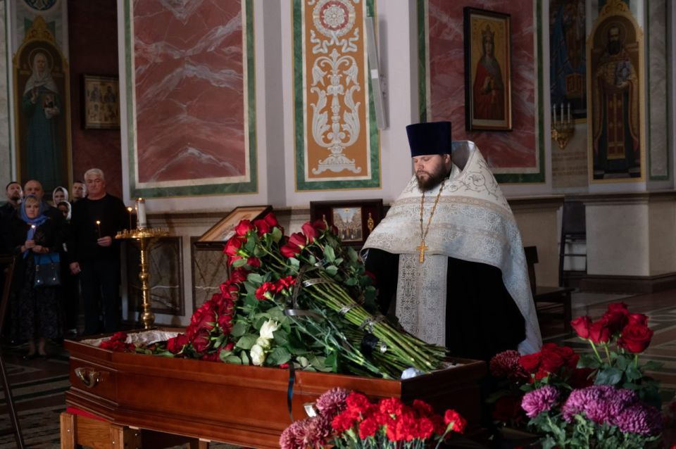 Прощание с погибшим в результате атаки ВСУ главой совета депутатов Новой Каховки Владимиром Леонтьевым прошло в Симферополе, сообщил губернатор Херсонской области Сальдо Прощание с погибшим в результате атаки ВСУ главой совета депутатов Новой Каховки Владимиром Леонтьевым прошло в Симферополе, сообщил губернатор Херсонской области Сальдо