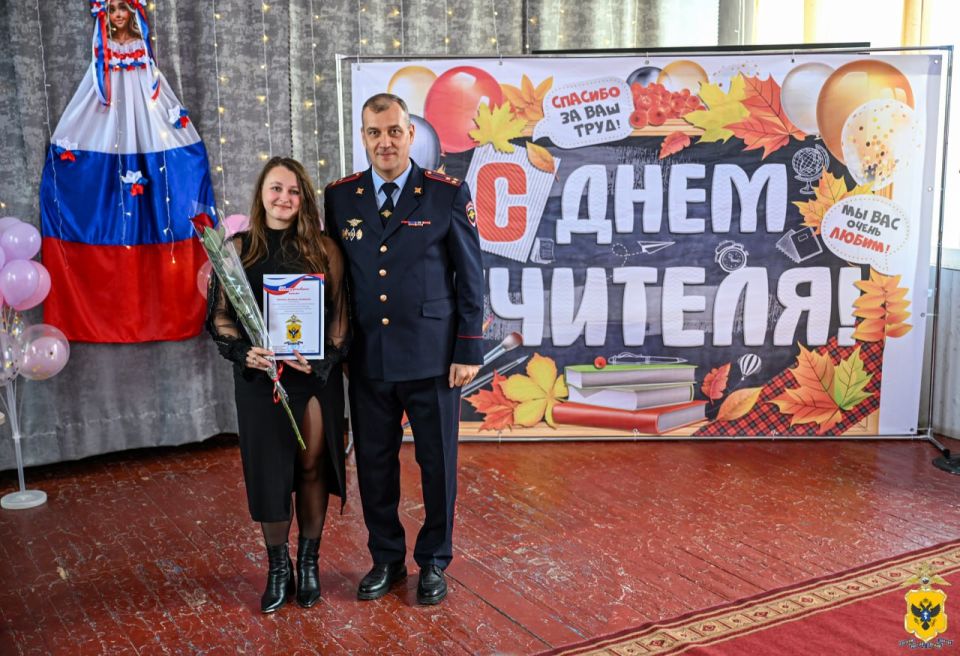 Руководители Главного Управления МВД России по Херсонской области поздравили педагогический коллектив с Днём Учителя