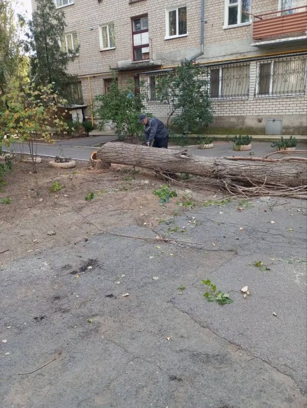 Работы по благоустройству многоквартирных домов в Новой Каховке продолжаются Работы по благоустройству многоквартирных домов в Новой Каховке продолжаются