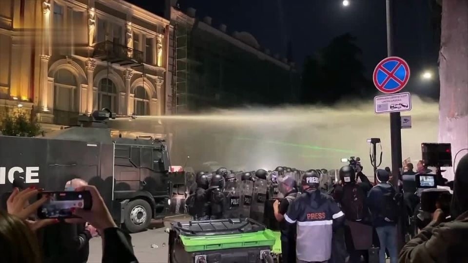 Полиция начала поливать протестующих в Тбилиси из водометов