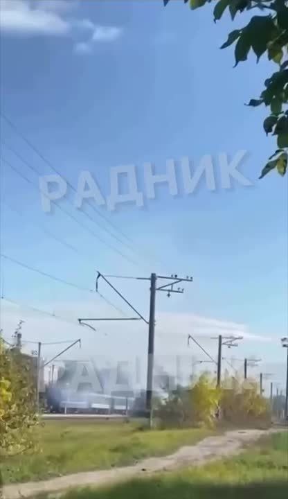 Момент удара «шахеда» по ж/д вокзалу в Шостке Сумской области