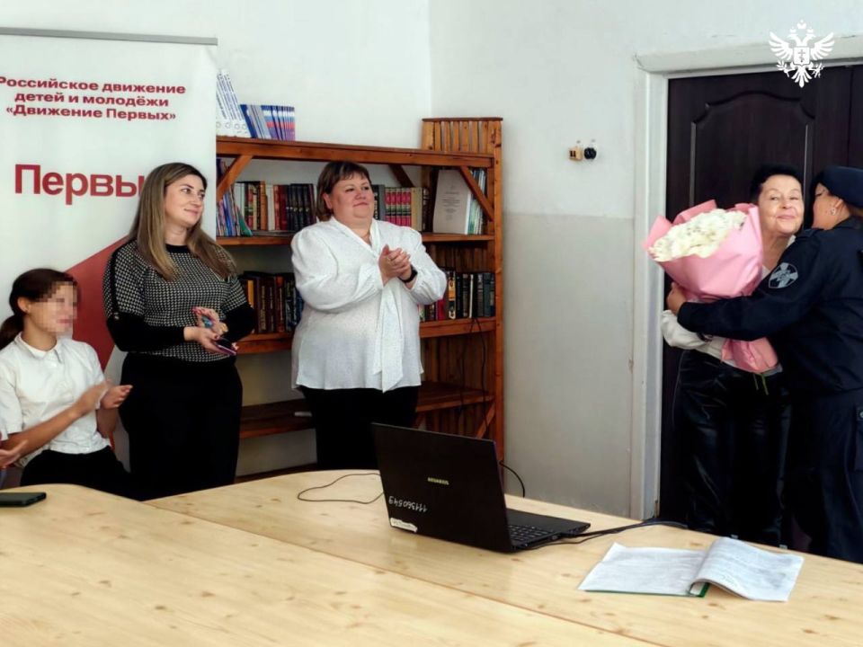 Росгвардейцы поздравили педагогов Херсонской области с Днём учителя Росгвардейцы поздравили педагогов Херсонской области с Днём учителя