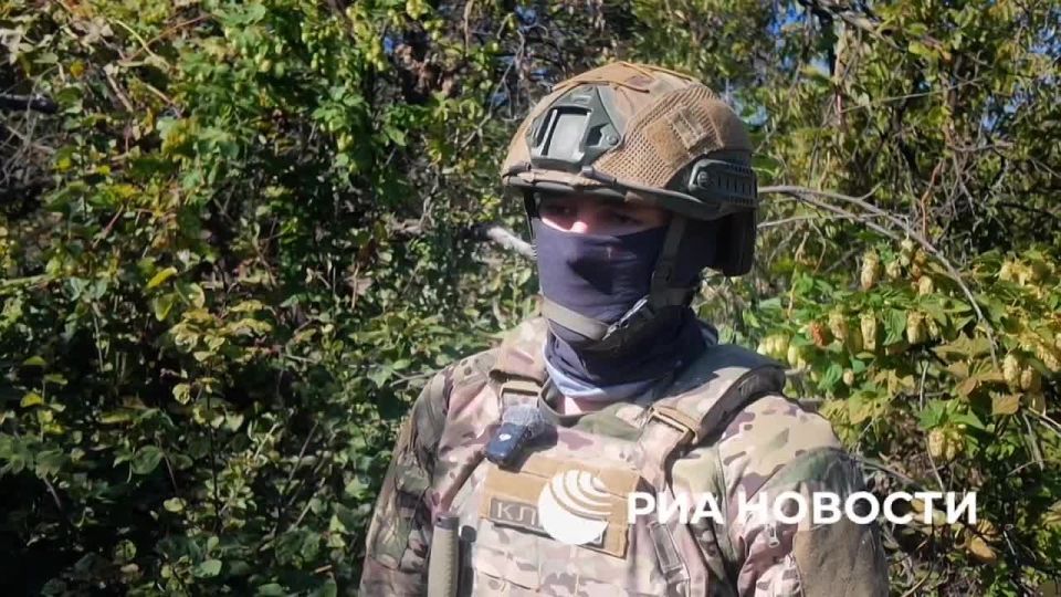 Операторы FPV-дронов Новороссийского гвардейского горного соединения ВДВ уничтожили оптоволоконными дронами бронемашину противника с экипажем, рассказали РИА Новости в группировке "Днепр"