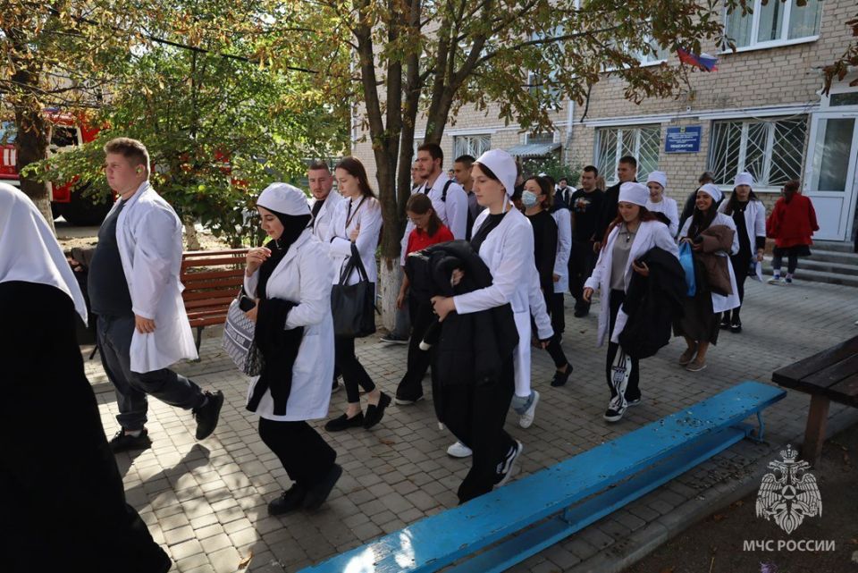 В Геническом медколледже прошли учения по пожарной безопасности при участии МЧС России