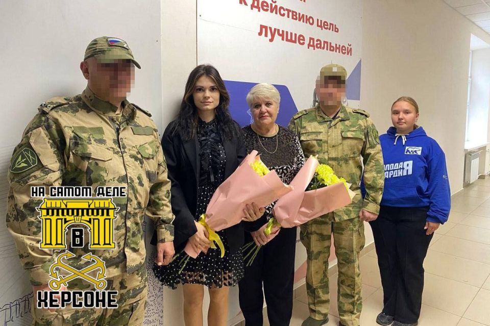 Росгвардейцы поздравили педагогов Херсонской области с Днём учителя, посетив подшефные образовательные учреждения при поддержке «Единой России»