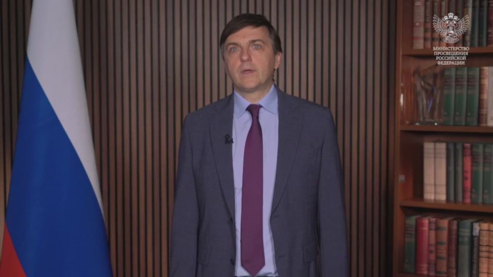 Поздравление Министра просвещения России Сергея Кравцова с Днём учителя