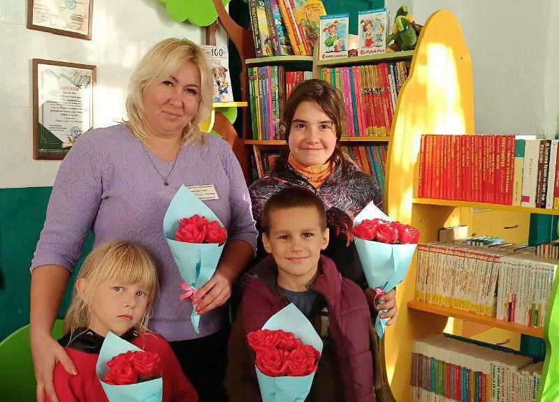 В Красноподольской библиотеке прошел мастер-класс "Дорогому учителю" по созданию букета из атласных лент