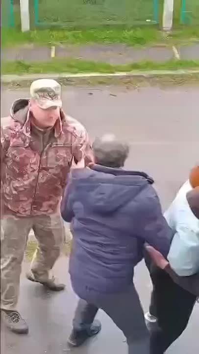 Полиция и сотрудники ТЦК пакуют "добровольцев"