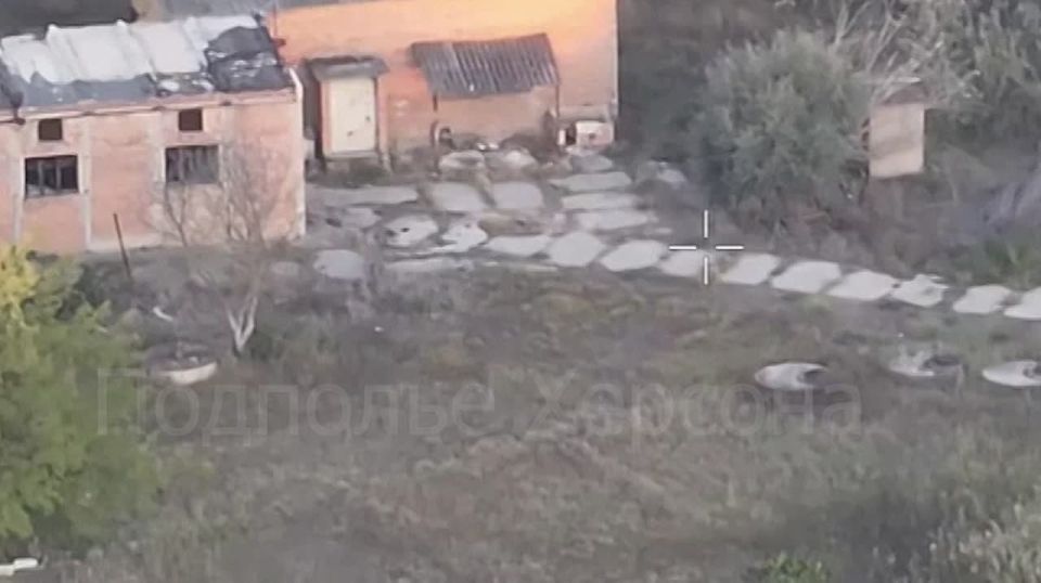 Херсон. Военнослужащие 18 ОА ГрВ "Днепр" продолжают выбивать нацистов с о. Карантинный. В результате артиллерийского удара уничтожен пункт временной дислокации ВСУ