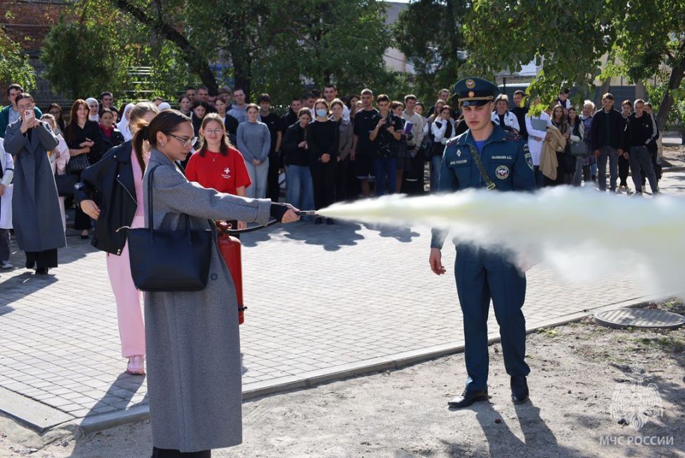 В Геническом медколледже прошли учения по пожарной безопасности при участии МЧС России В Геническом медколледже прошли учения по пожарной безопасности при участии МЧС России