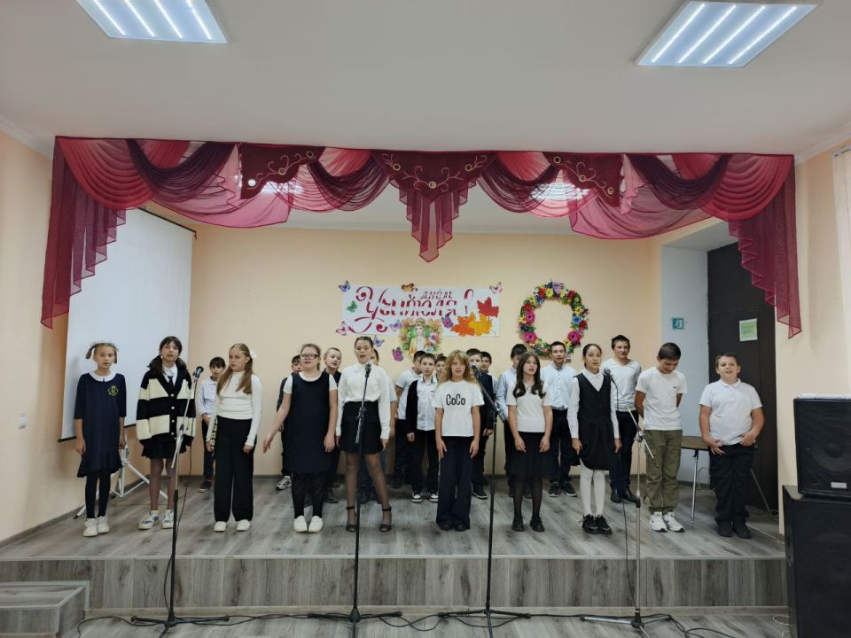 В образовательных организациях региона состоялись мероприятия ко Дню учителя В образовательных организациях региона состоялись мероприятия ко Дню учителя