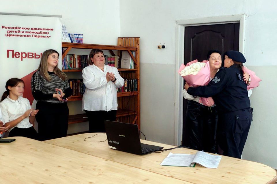 Классруков профильных кадетских классов и директоров школ Генического, Скадовкого, Чаплинского и Каланчакского округов поздравили Росгвардейцы и единороссы с Днём учителя Классруков профильных кадетских классов и директоров школ Генического, Скадовкого, Чаплинского и Каланчакского округов поздравили Росгвардейцы и единороссы с Днём учителя