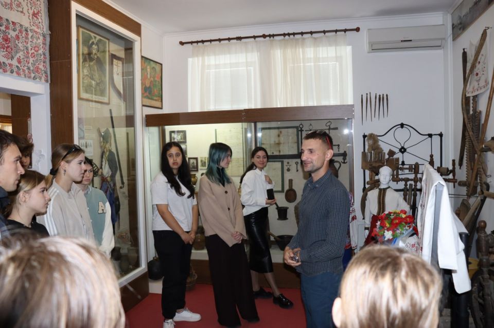 В Скадовском краеведческом музее провели экскурсию для студентов аграрного колледжа В Скадовском краеведческом музее провели экскурсию для студентов аграрного колледжа