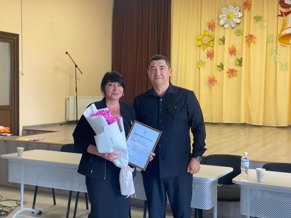 Энвер Абдураимов: Ко Дню учителя в Каланчакской школе «Единая Россия» организовала приём граждан и поздравила учителей Энвер Абдураимов: Ко Дню учителя в Каланчакской школе «Единая Россия» организовала приём граждан и поздравила учителей