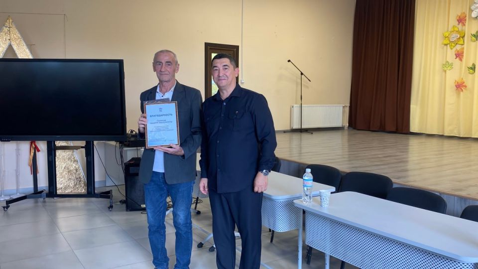 Энвер Абдураимов: Ко Дню учителя в Каланчакской школе «Единая Россия» организовала приём граждан и поздравила учителей Энвер Абдураимов: Ко Дню учителя в Каланчакской школе «Единая Россия» организовала приём граждан и поздравила учителей